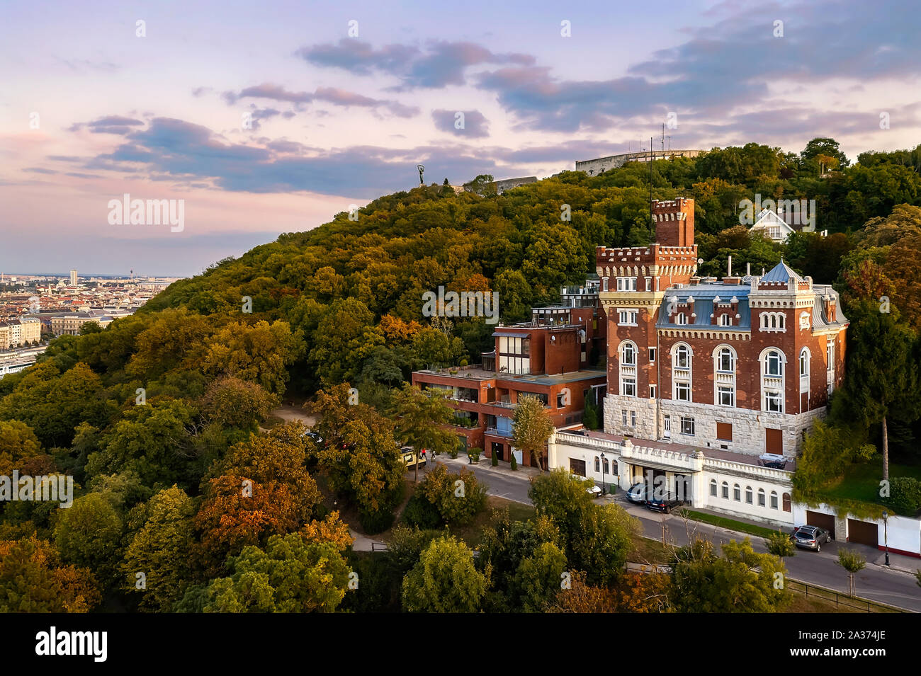 Le bastion de la colline Gellert. Buildind vieux dans la colline. La maison de chambre sont louer. Banque D'Images