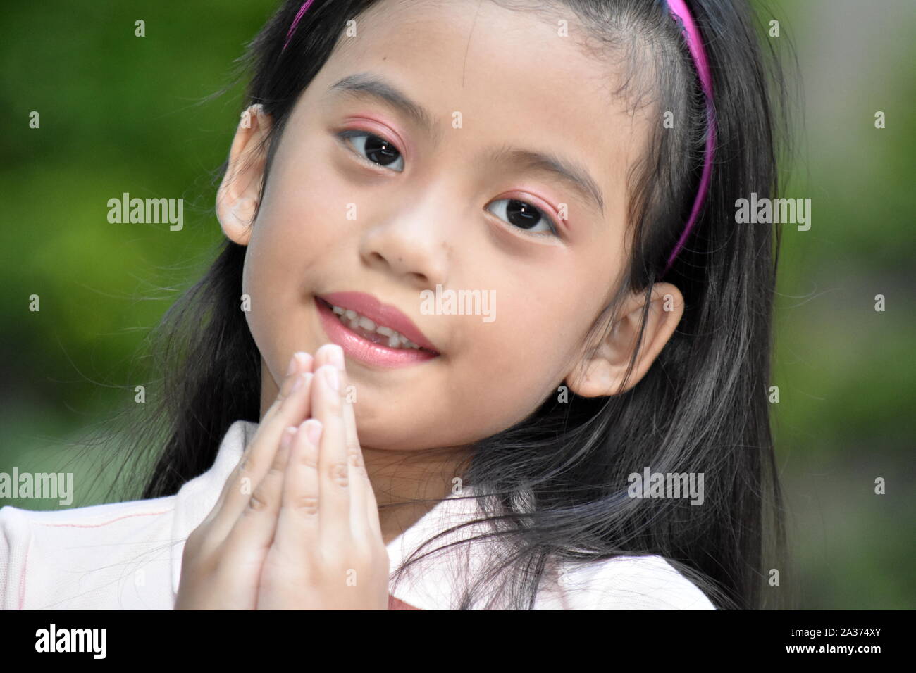 Un enfant une Philippine priant Banque D'Images