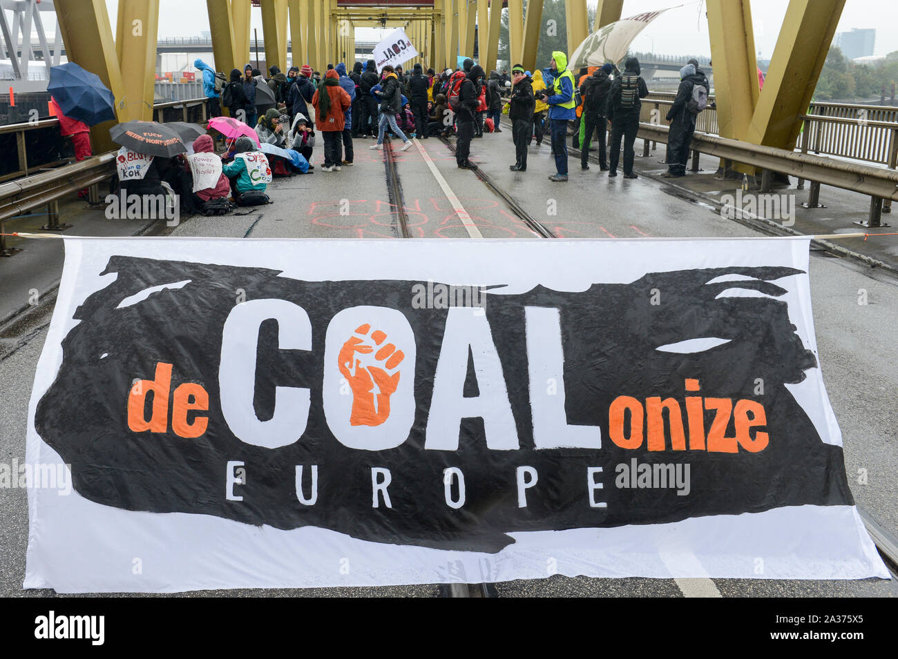 ALLEMAGNE, Hambourg , sortie de charbon, fin des combustibles fossiles, les activistes de deCOALonize europe bloquent le pont Kattwyk près de la centrale électrique de Moorburg pour protester contre le brûlage du charbon et les importations de charbon dur en provenance de Colombie et de Russie Banque D'Images