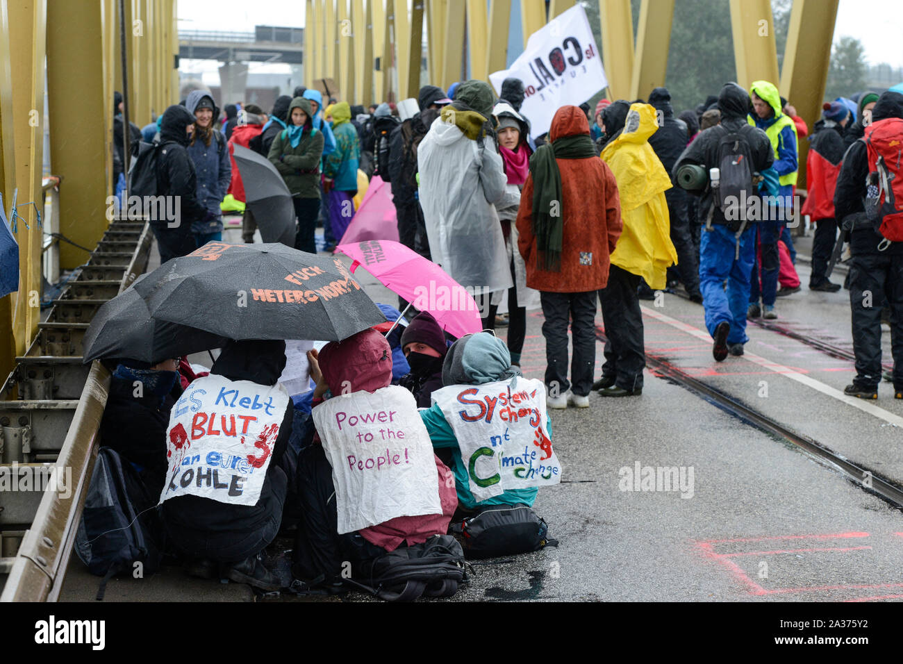 ALLEMAGNE, Hambourg , sortie de charbon, fin des combustibles fossiles, les activistes de deCOALonize europe bloquent le pont Kattwyk près de la centrale électrique de Moorburg pour protester contre le brûlage du charbon et les importations de charbon dur en provenance de Colombie et de Russie Banque D'Images
