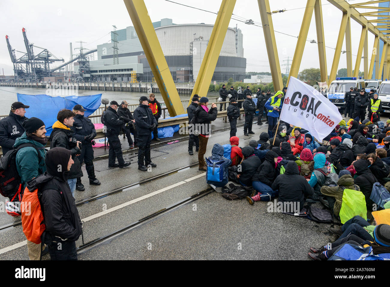 ALLEMAGNE, Hambourg , sortie de charbon, fin des combustibles fossiles, les activistes de deCOALonize europe bloquent le pont Kattwyk près de la centrale électrique de Moorburg pour protester contre le brûlage du charbon et les importations de charbon dur en provenance de Colombie et de Russie Banque D'Images