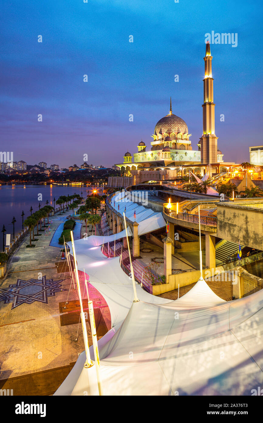 La mosquée Putra, Putrajaya, Maaysia bleu pendant la durée du crépuscule. Banque D'Images