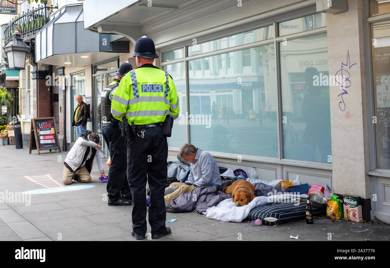 Brighton East Sussex UK - agents de police parler aux sans-abri vivant dans les rues Banque D'Images