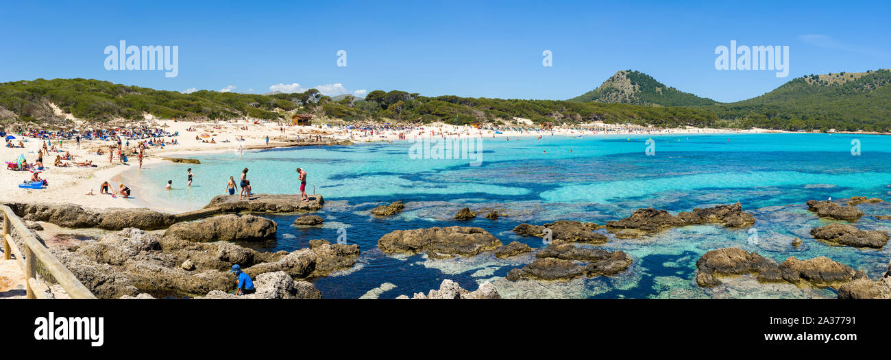 Mallorca, Espagne - 10 mai 2019 : vue d'admirant Cala Agulla, une plage de sable unique situé dans le nord-est de Majorque. Espagne Banque D'Images