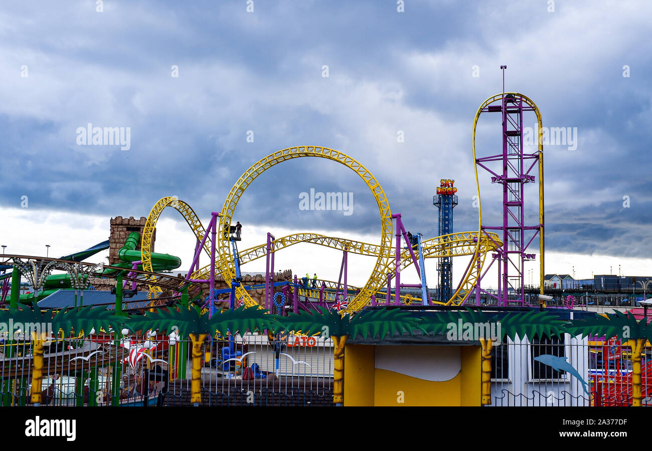 Southend On Sea Essex UK - parc à thème Adventure Island sur le front avec le personnel de l'entretien au travail sur montagnes russes sur jour d'automne terne Banque D'Images