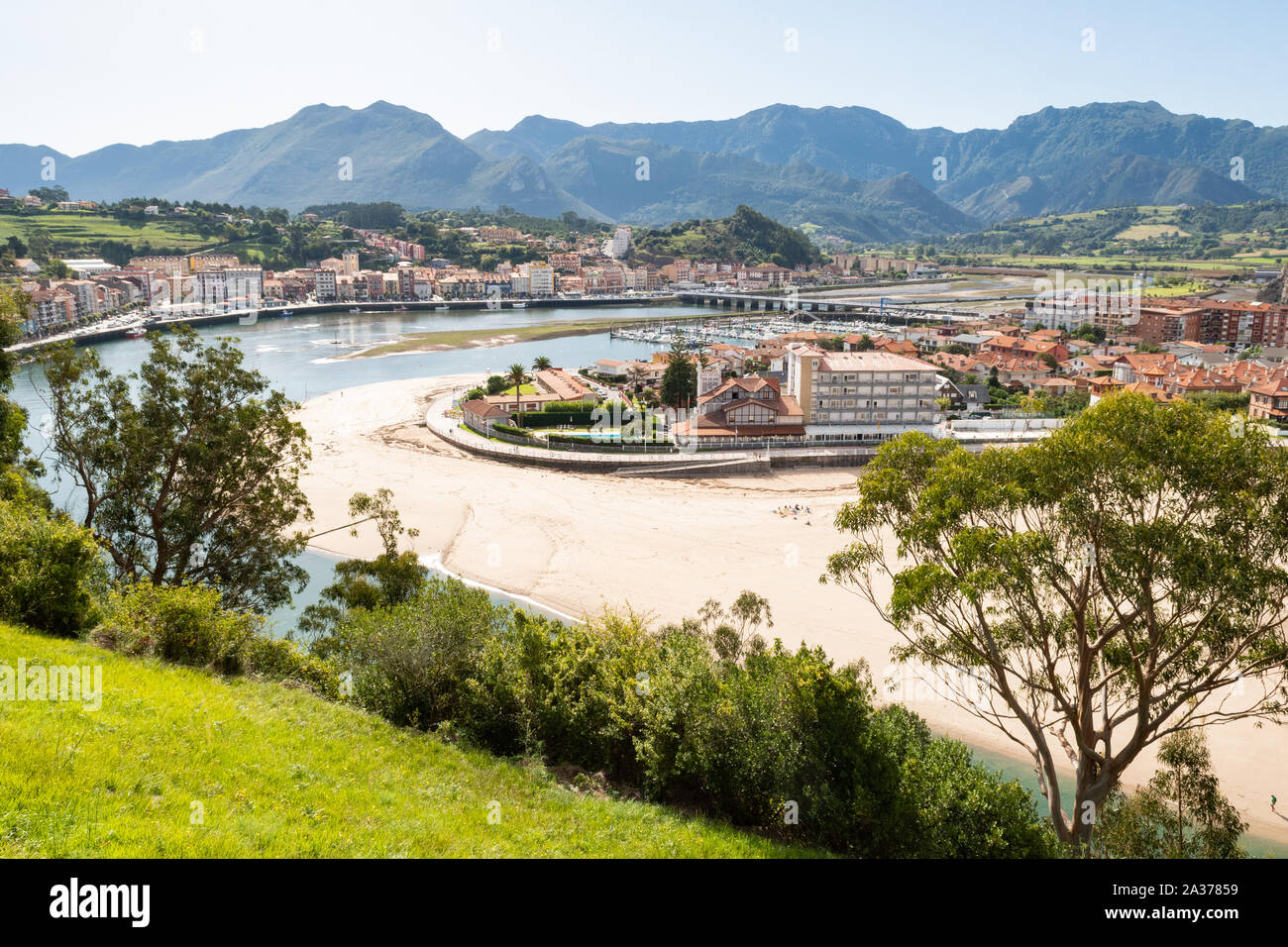 La plage et de la ville de Ribadesella, Asturies, dans le Nord de l'Espagne, l'Europe - par l'estuaire du fleuve Sella Banque D'Images
