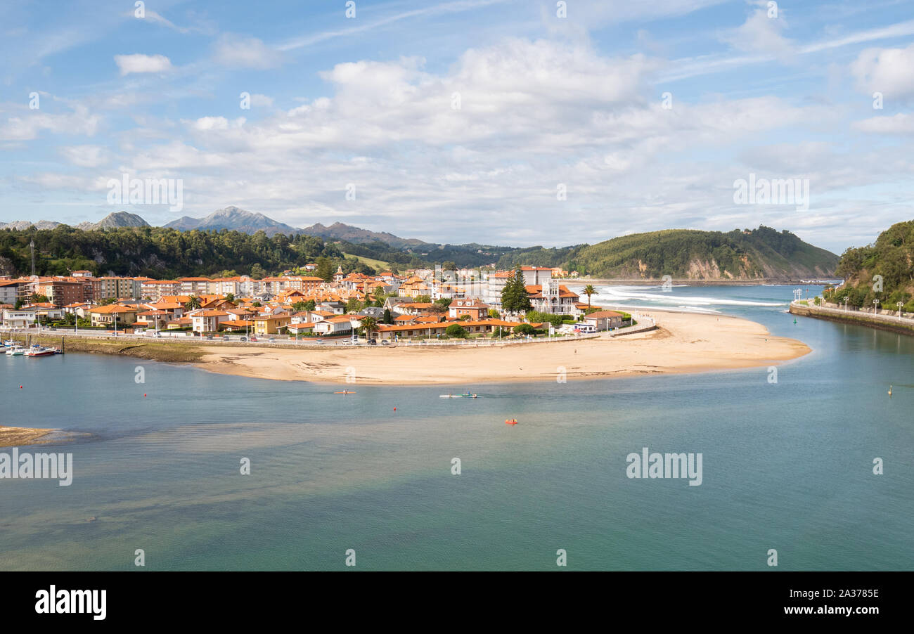La plage et de la ville de Ribadesella, Asturies, dans le Nord de l'Espagne, l'Europe - par l'estuaire du fleuve Sella Banque D'Images