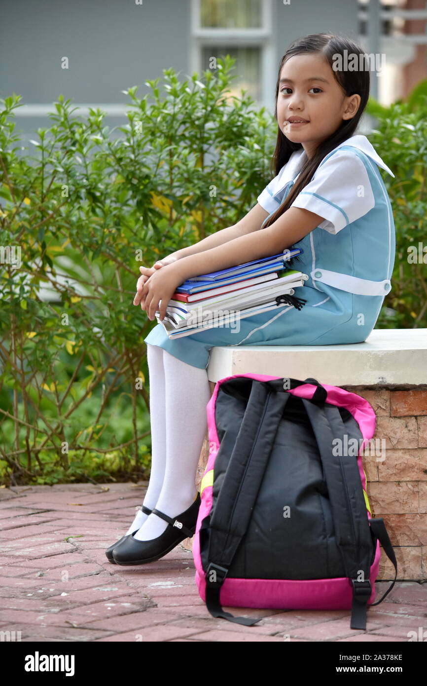 Filipina grave School Girl Wearing School Uniform Banque D'Images