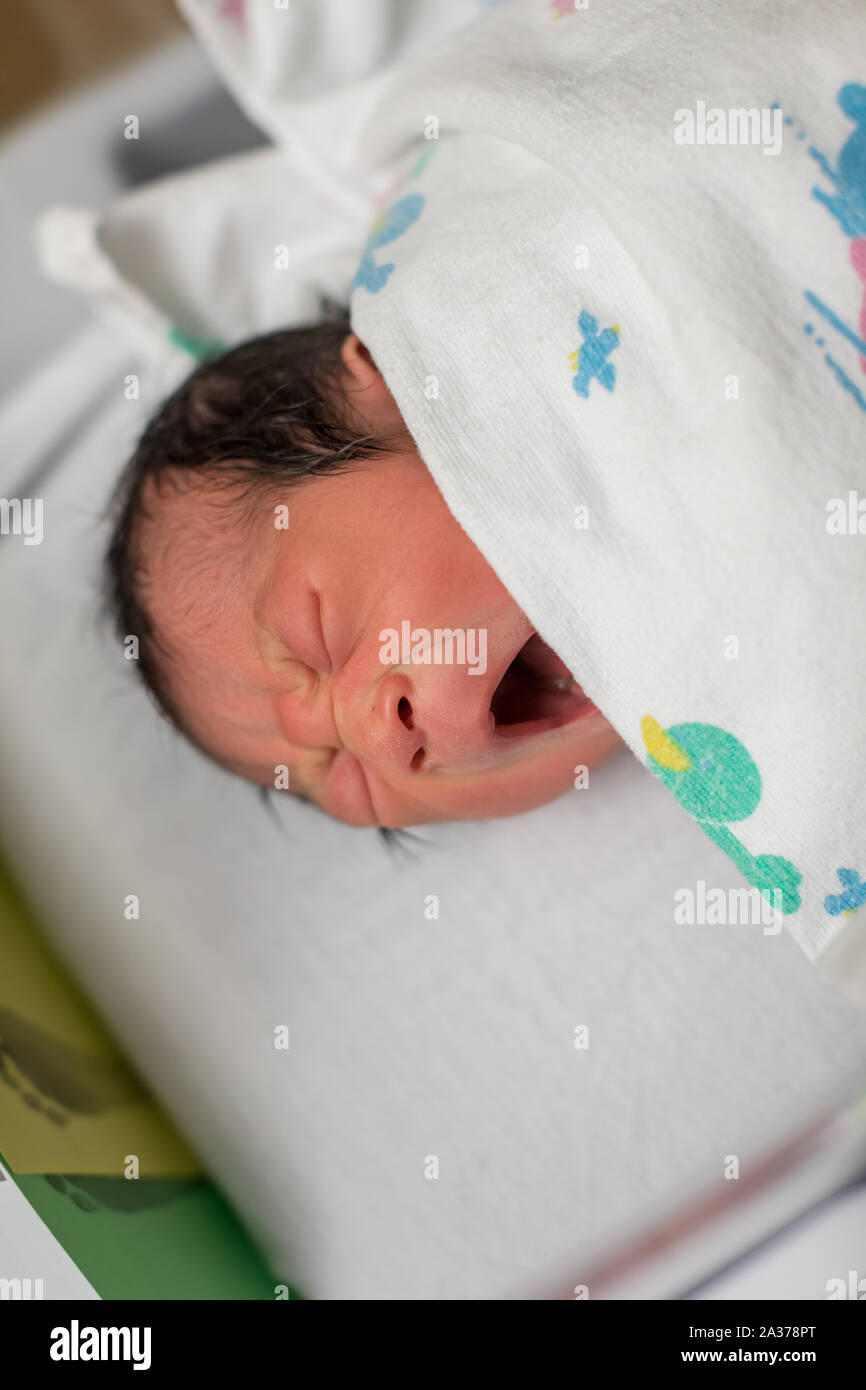 Le Baillement Nouveau Ne Bebe Asiatique Pose En L Enfant Lit D Hopital A Panier Photo Stock Alamy