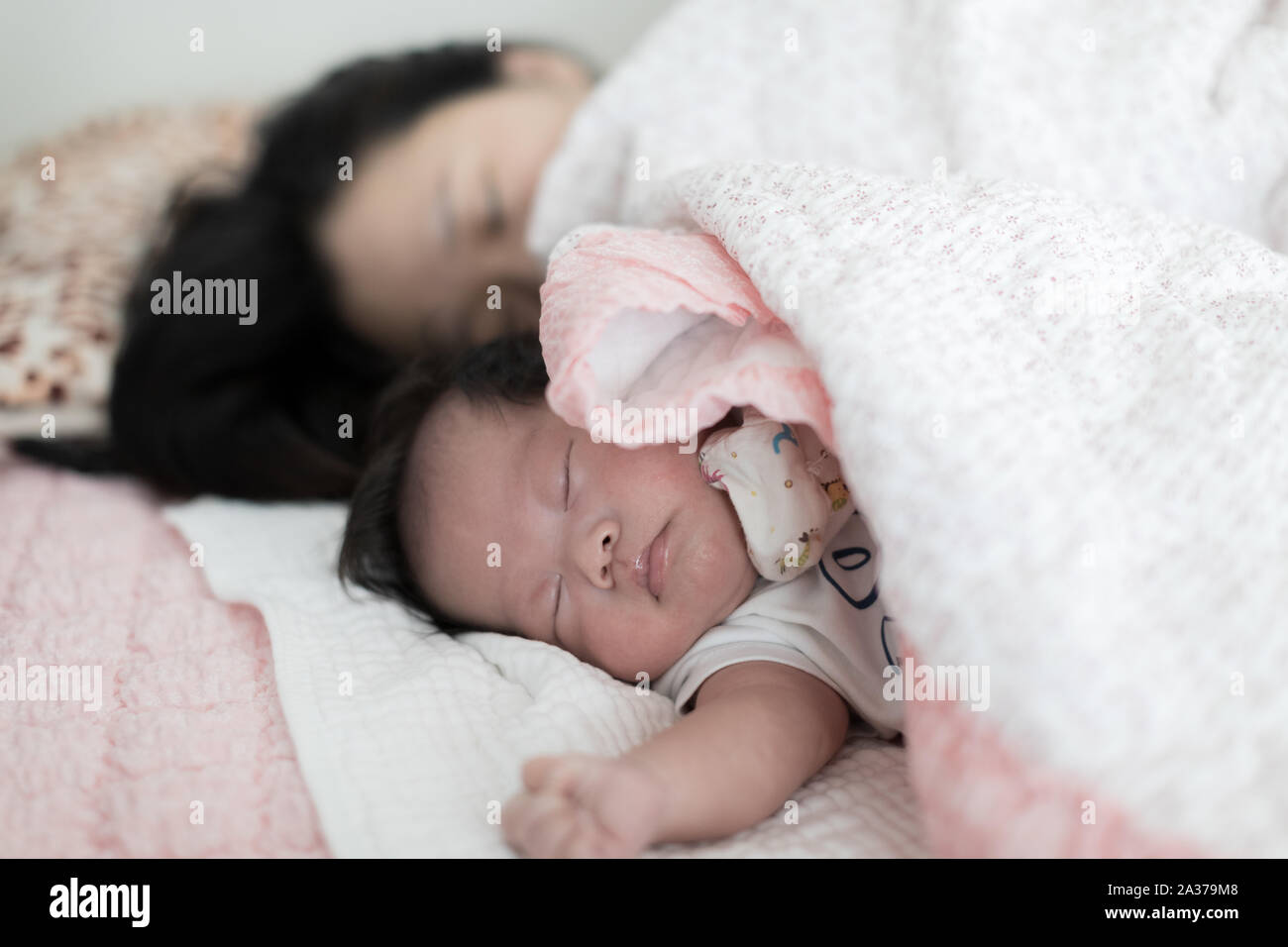 Mignon Petit Bebe Qui Dort Avec Sa Mere Sur Le Lit Photo Stock Alamy