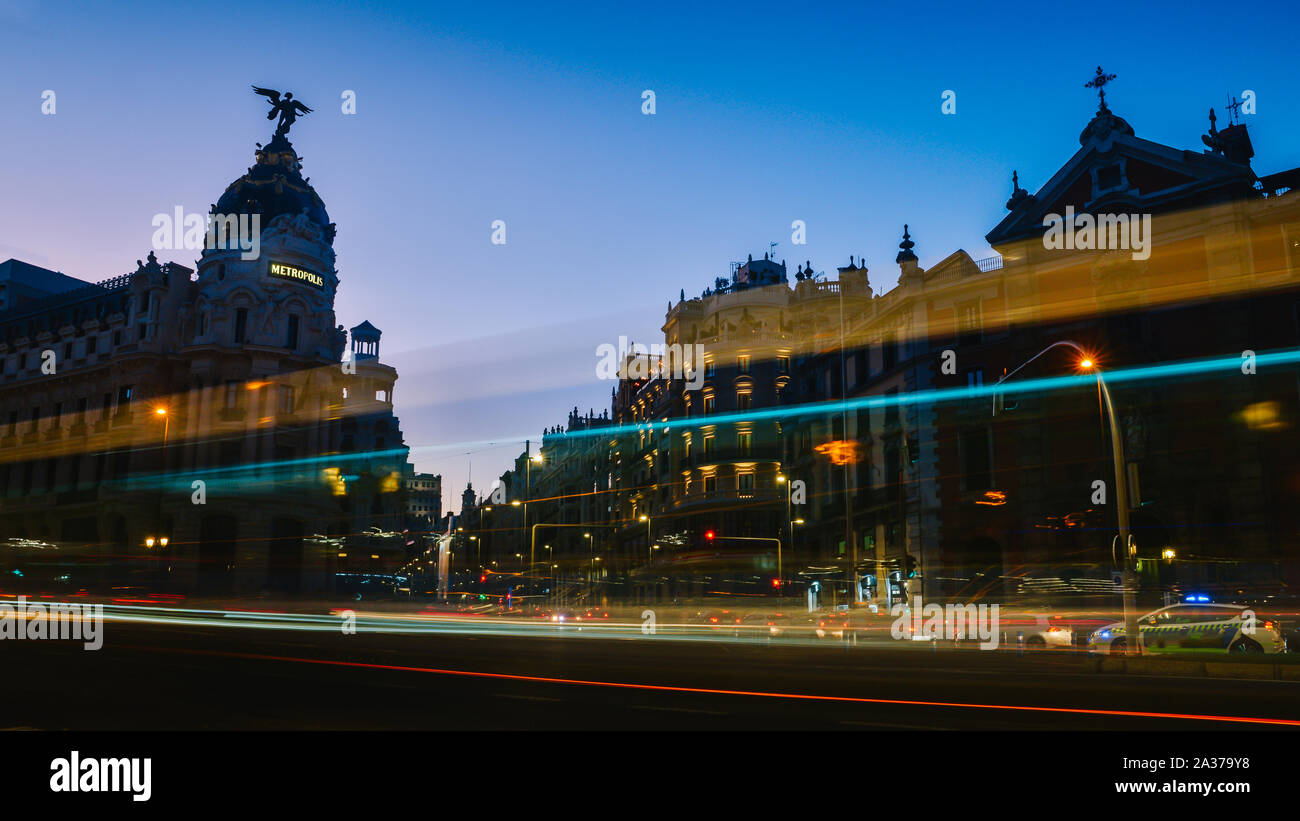 Madrid, Espagne longue exposition cityscape at Calle de Alcalá et Gran Via. Banque D'Images