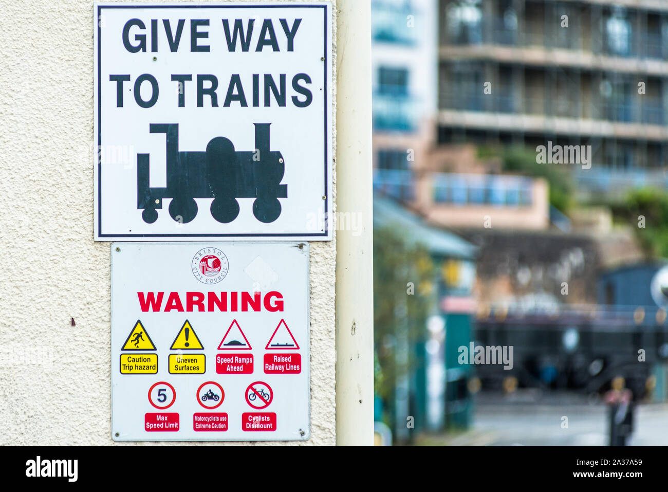 Céder le passage aux trains signer sur quai ferroviaire Wapping sur port flottant à Bristol, Angleterre, Royaume-Uni. Banque D'Images