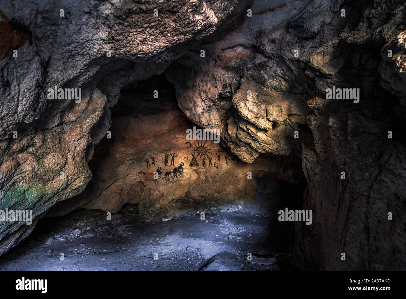 Dessin d'un ancien homme de l'âge de pierre dans une grotte. La Peinture préhistorique. Banque D'Images