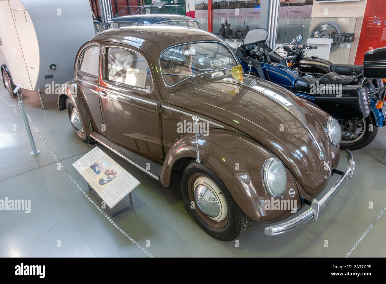 Une exportation VW Beetle 'Limousine' (1949) dans le Deutsches Museum (Musée allemand des transports Verkehrszentrum), Munich, Allemagne. Banque D'Images