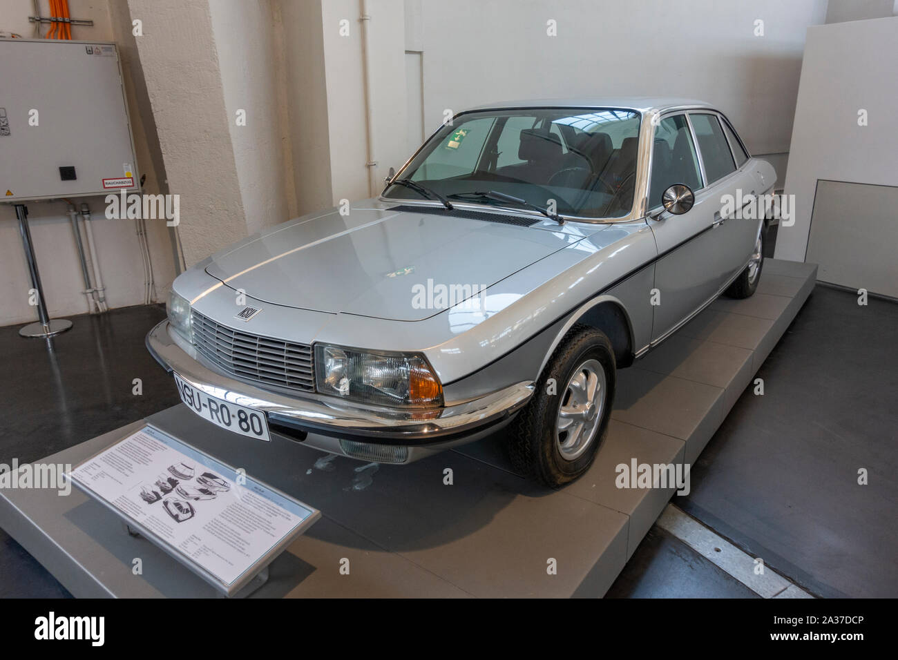 NSU Ro 80 une voiture conduite par un moteur à piston rotatif, le Deutsches  Museum (Musée allemand des transports Verkehrszentrum), Munich, Allemagne  Photo Stock - Alamy