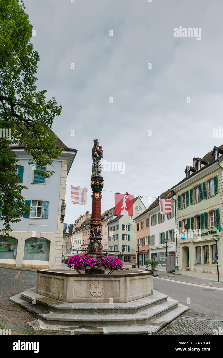 Delémont, Jura / Suisse - 28 août, 2019 : voir l'historique de la "Fontaine de la Vierge" ou fontaine de la Sainte Vierge dans la ville suisse de Delem Banque D'Images