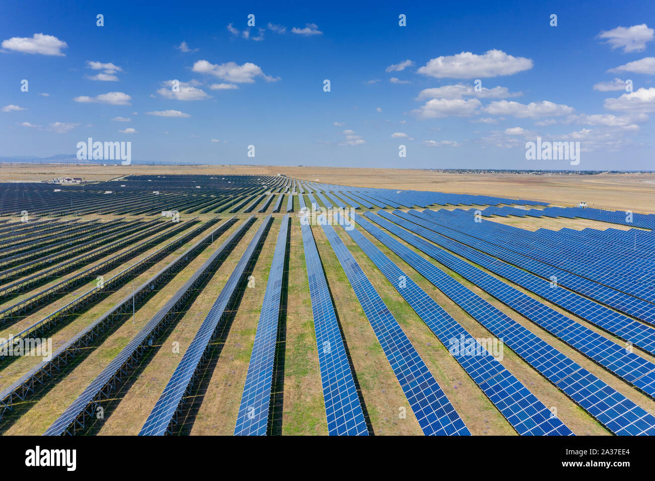De nombreux panneaux de cellules solaires Banque D'Images