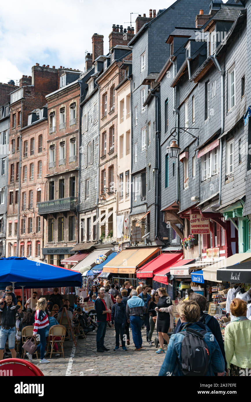 Honfleur, Calvados / France - 15 août 2019 : très encombré vieux port et des restaurants dans la ville historique de Honfleur en Normandie sur un beautifu Banque D'Images