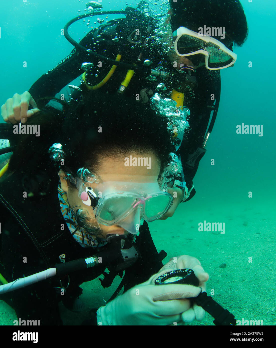 (191006) -- LINGSHUI, 6 octobre 2019 (Xinhua) -- un coach (haut) offre un cours de formation de plongée à un stagiaire au cours de la Journée nationale de l'île de vacances dans Fenjiezhou dans la zone panoramique de Lingshui Li comté autonome de Chine du sud, province de Hainan, le 6 octobre 2019. (Xinhua/Yang Guanyu) Banque D'Images