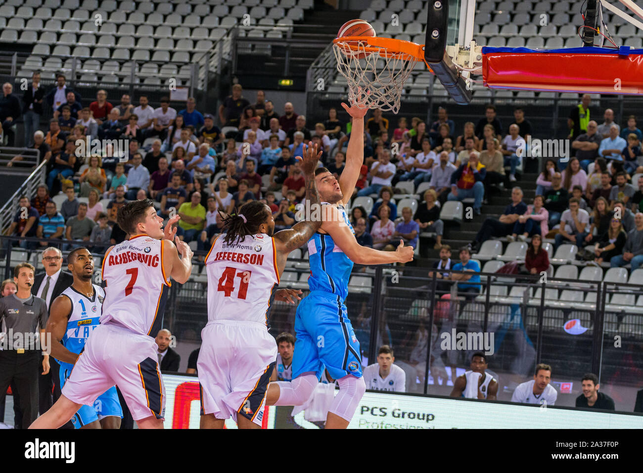 Roma, Italie, 06 octobre 2019, Vojislav Stojanovic , vanoli cremona, panier au cours de Virtus Roma vs Vanoli Cremona - panier de basket-ball italien une série Championship - Crédit : LPS/Carlo Cappuccitti/Alamy Live News Banque D'Images