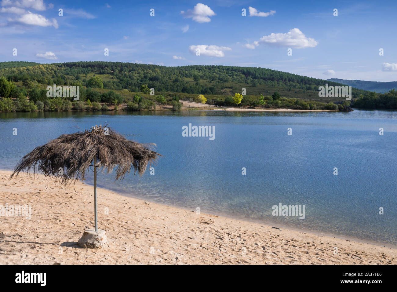Sunny Beach de style tropical et un parasol en paille. Rivière Valdalla, Sanabria, Zamora, Espagne Banque D'Images