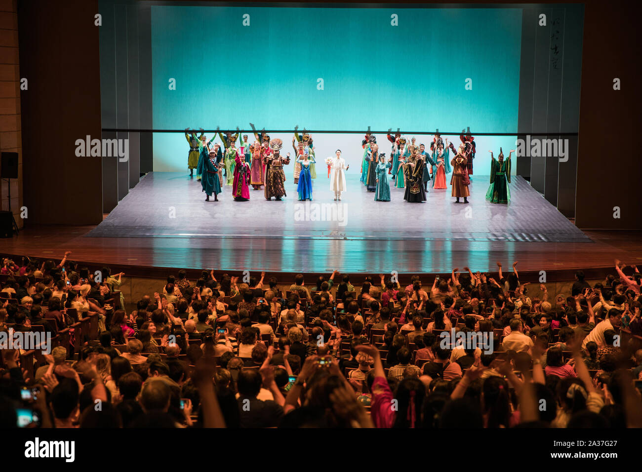 Bangkok, Thaïlande. 6 octobre, 2019. Chanteur chinois Li Yugang (C) et les acteurs font le rappel après leur performance dans "Lady Zhaojun" au centre de la Culture de la Thaïlande à Bangkok, Thaïlande, 5 octobre 2019. Les théâtrales de la Dame Zhaojun chansonnier bien connu Li Yugang a fait ses débuts ici le samedi soir et serait également effectué le dimanche soir. Wang Zhaojun, qui vivait il y a environ 2000 ans dans la dynastie des Han, a remporté de grandes séries d'applaudissements dans le centre de la Culture de la Thaïlande. Source : Xinhua/Alamy Live News Banque D'Images