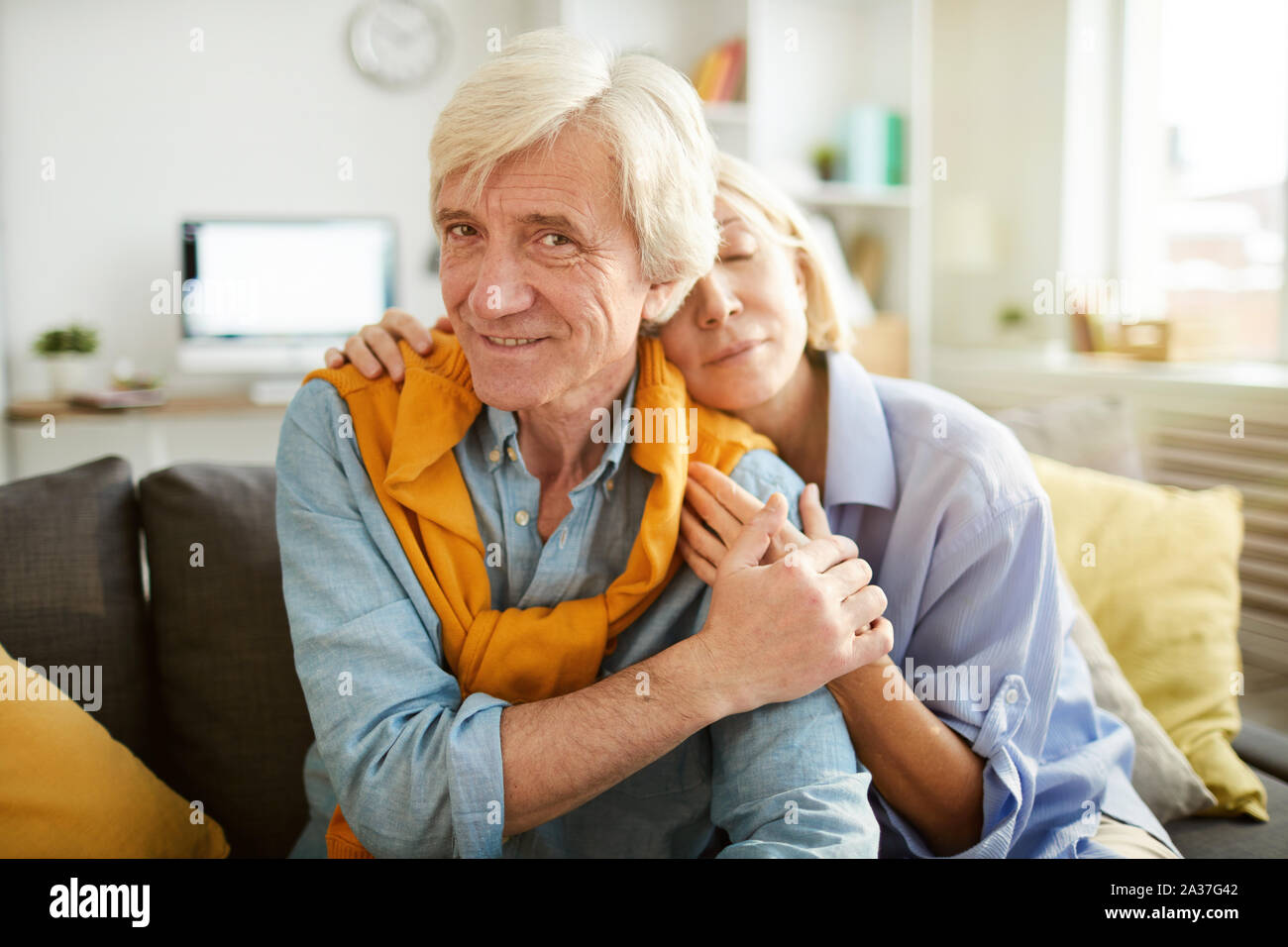 Portrait of senior woman sitting on sofa confortable à la maison, copy space Banque D'Images