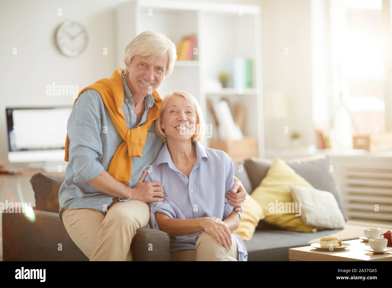 Portrait of modern senior couple smiling at camera while enjoying heureuse retraite à la maison, copy space Banque D'Images