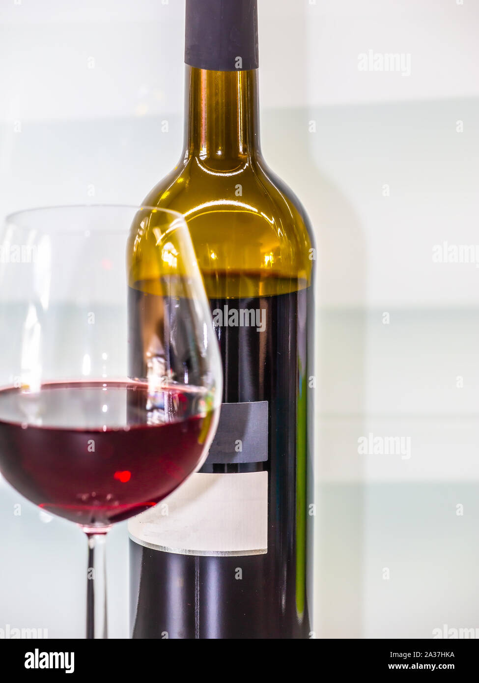 Une bouteille de vin rouge portugais derrière un flou verre rempli de vin  rouge à l'avant Photo Stock - Alamy