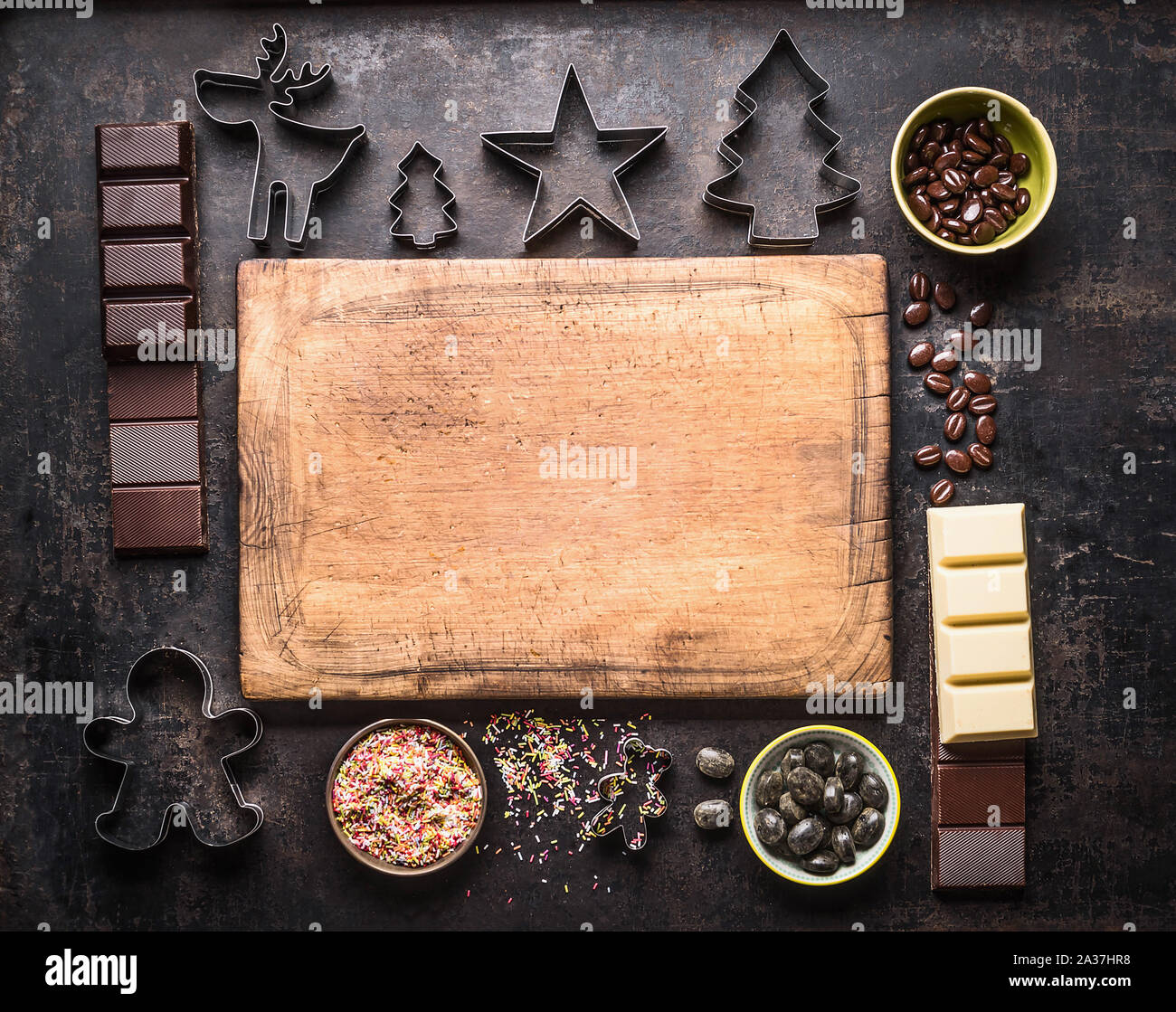 Arrière-plan de l'écorce de chocolat de Noël avec garniture : divers divers bretzel chocolat cassé d'accouplement, écrous, de caramel, de réglisse et de bonbons de Noël. Top v Banque D'Images