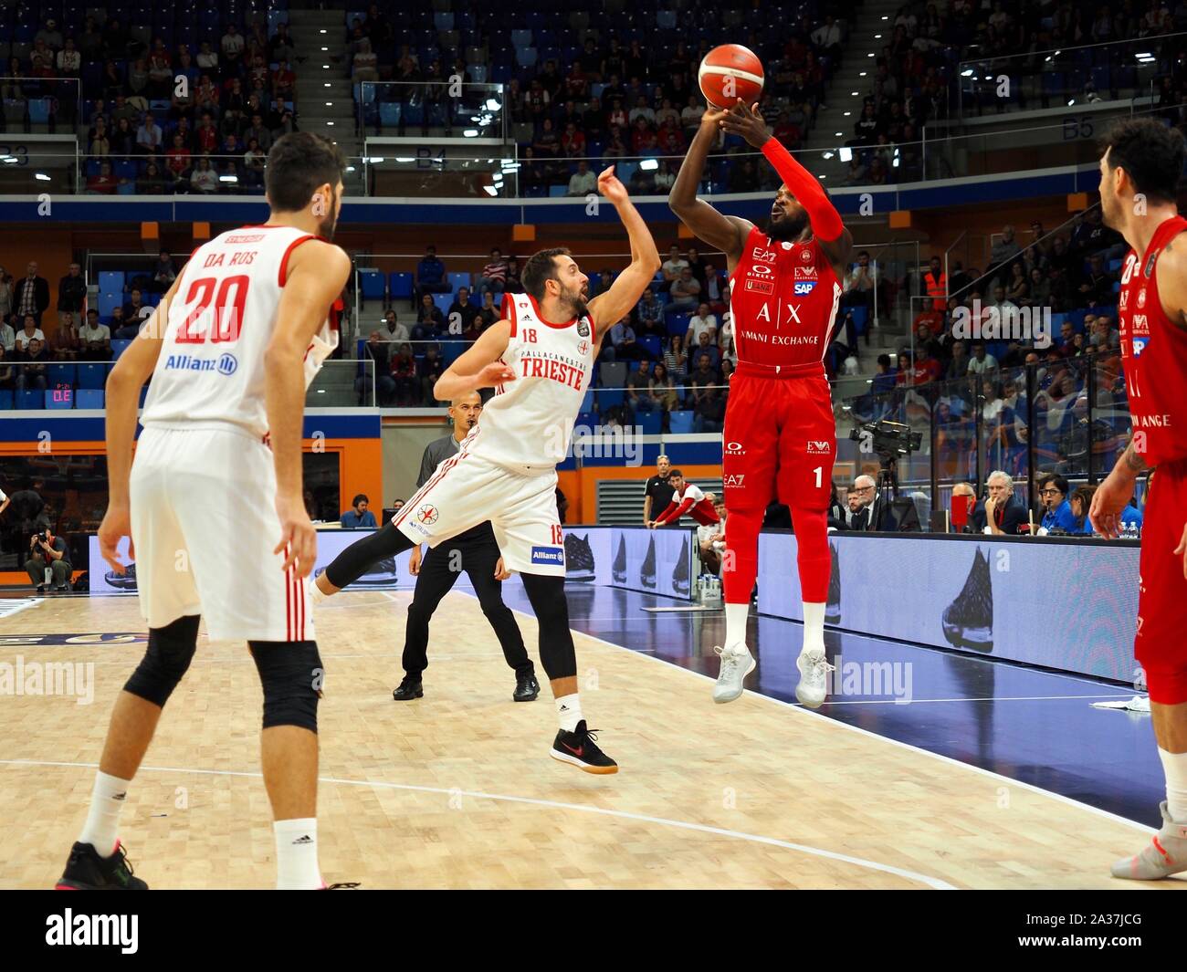 Milano, Italie, 06 octobre 2019, shelvin mack d'ax armani olimpia milano tira du 3 entravée par cavaliero de Trieste, Trieste pendant vs un|x Armani Exchange Olimpia Milano - Basket-ball italien une série Championship - Crédit : LPS/Savino Paolella/Alamy Live News Banque D'Images