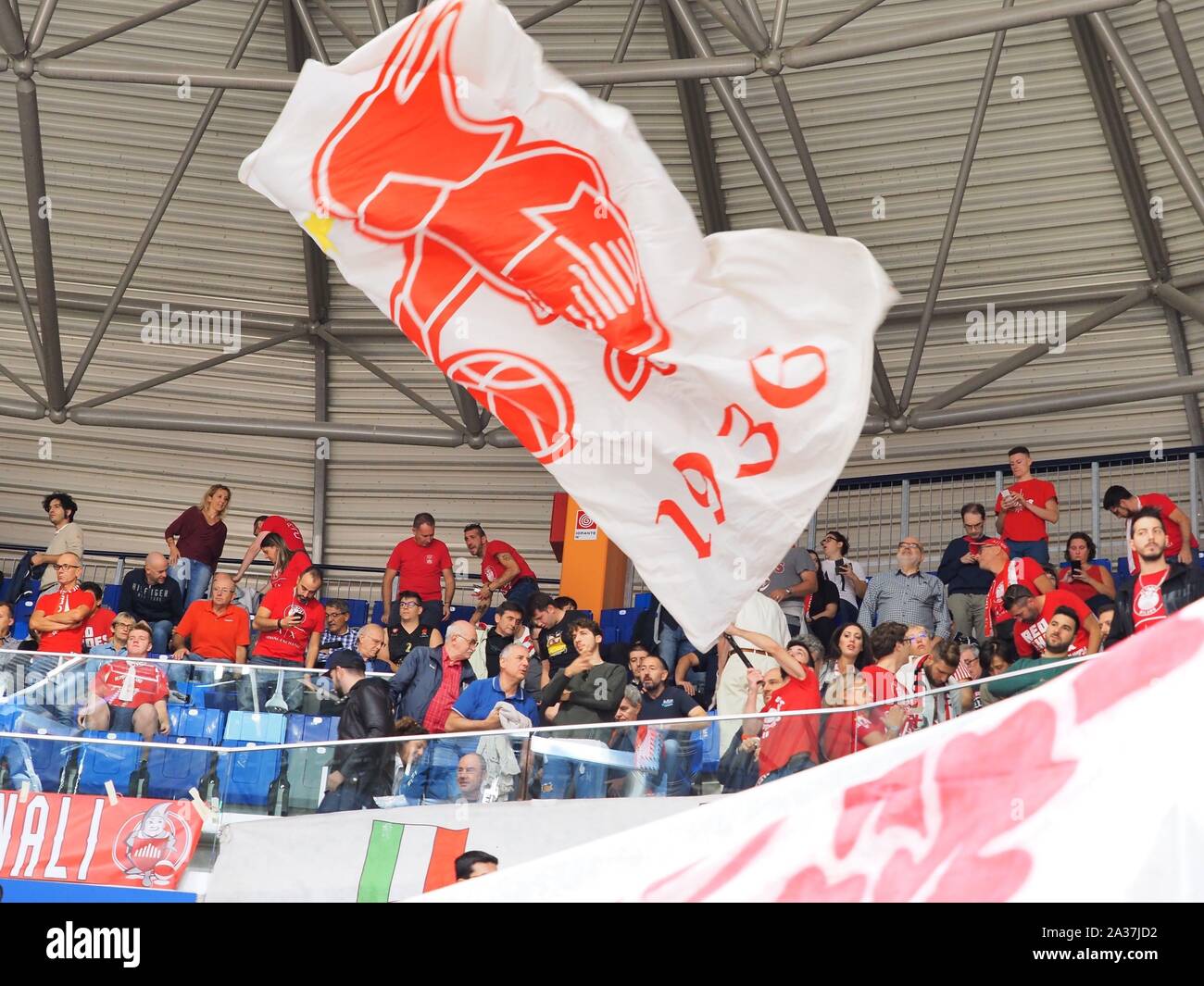 Milano, Italie, 06 octobre 2019, les fans de al forum de milano en occasione de la Partita de loro squadra avec l'ax armani olimpia milano Trieste, au cours vs un|x Armani Exchange Olimpia Milano - Basket-ball italien une série Championship - Crédit : LPS/Savino Paolella/Alamy Live News Banque D'Images