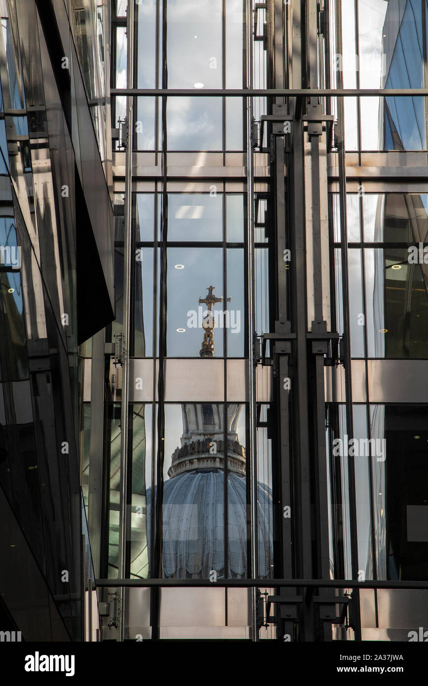 Une réflexion de St Paul's l'Cathedralin windows moderne de 1 Nouveau changement, Cheapside dans la ville de Londres Banque D'Images