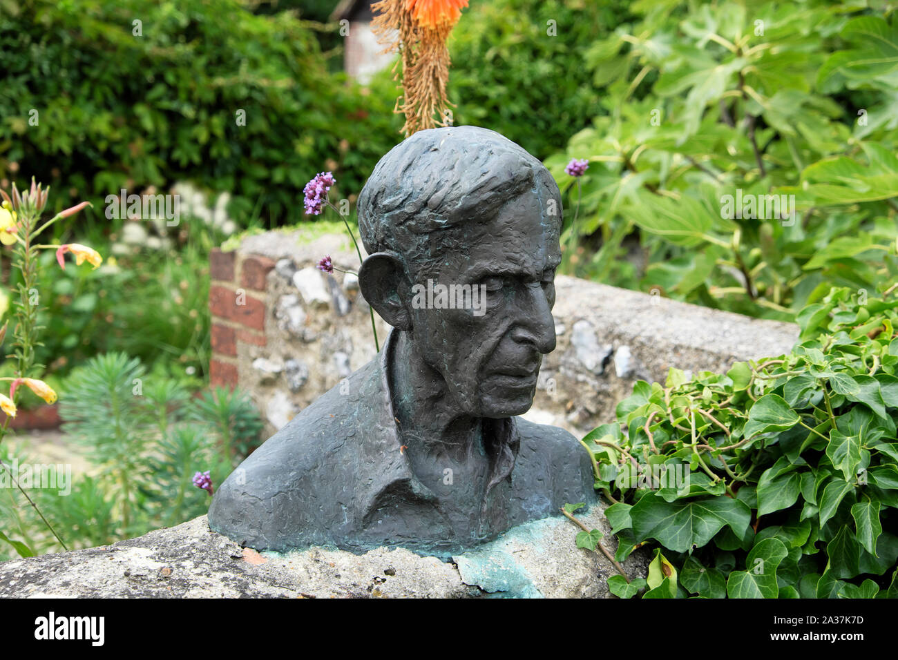 Sculpture buste de Leonard Woolf Monks House home de Virginia Woolf à Rodmell dans l'East Sussex England UK Banque D'Images