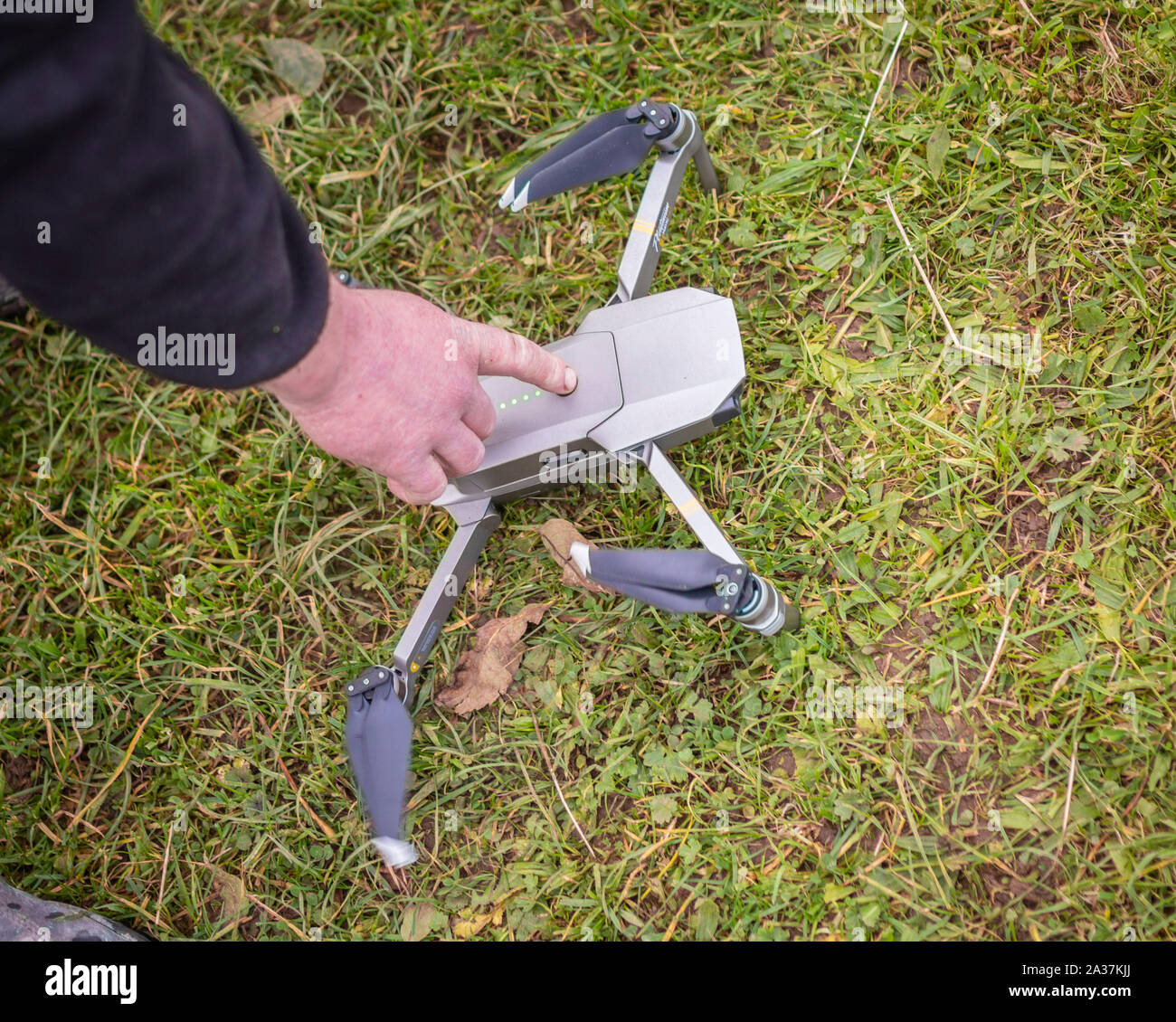 Contrôler le niveau de batterie sur DJI Mavic Pro Platinum Drone sur l'herbe Banque D'Images