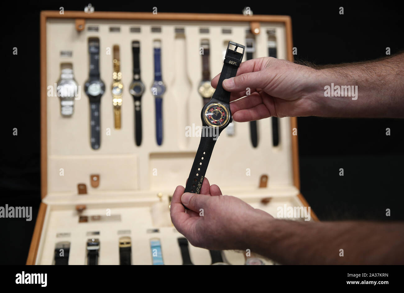 De 0001 sous embargo lundi Octobre 07Prop Store poster consultant Mike Bloomfield est titulaire d'une montre Swatch pour le film 1989 Permis de tuer en face d'un James Bond Présentation Swatch cas (estimation £2,500-3,000) maintenant montres Swatch de Dr No à mourir un autre jour, au cours d'un essai pour le cinéma à venir du magasin Prop poster vente aux enchères. PA Photo. Photo date : Jeudi 19 Septembre, 2019. Crédit photo doit se lire : Andrew Matthews/PA Wire Banque D'Images