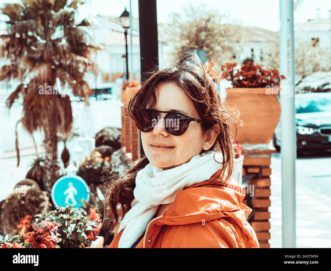 Superbe jeune fille sur une rue colorée Banque D'Images