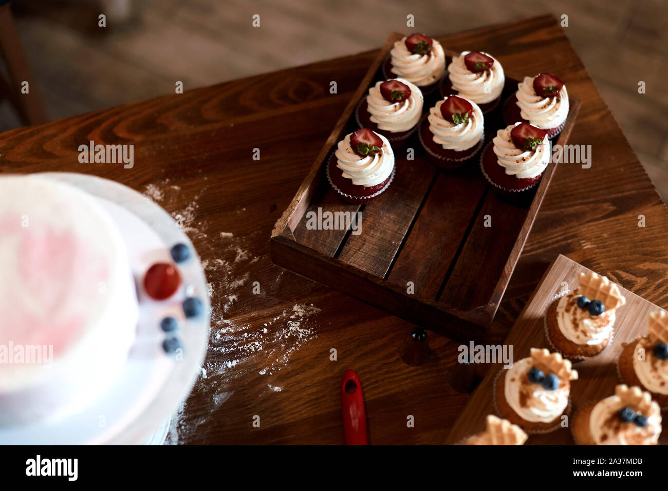Chef cooking muffins pour mariage. close up haut angle view Banque D'Images