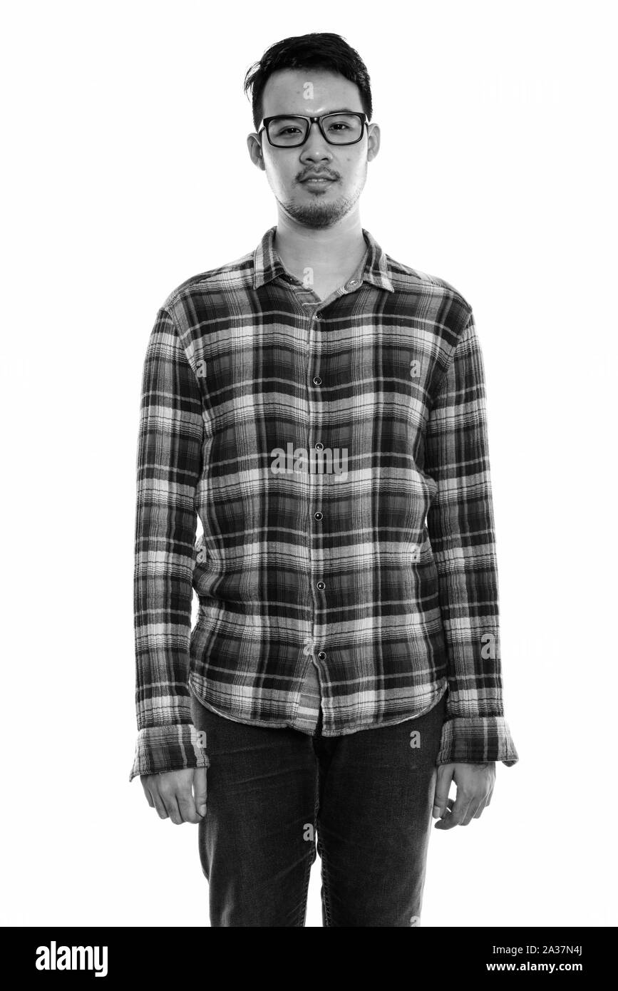 Studio shot of young Asian man standing tout en portant des lunettes Banque D'Images Studio shot of young Asian man standing tout en portant des lunettes Banque D'Images