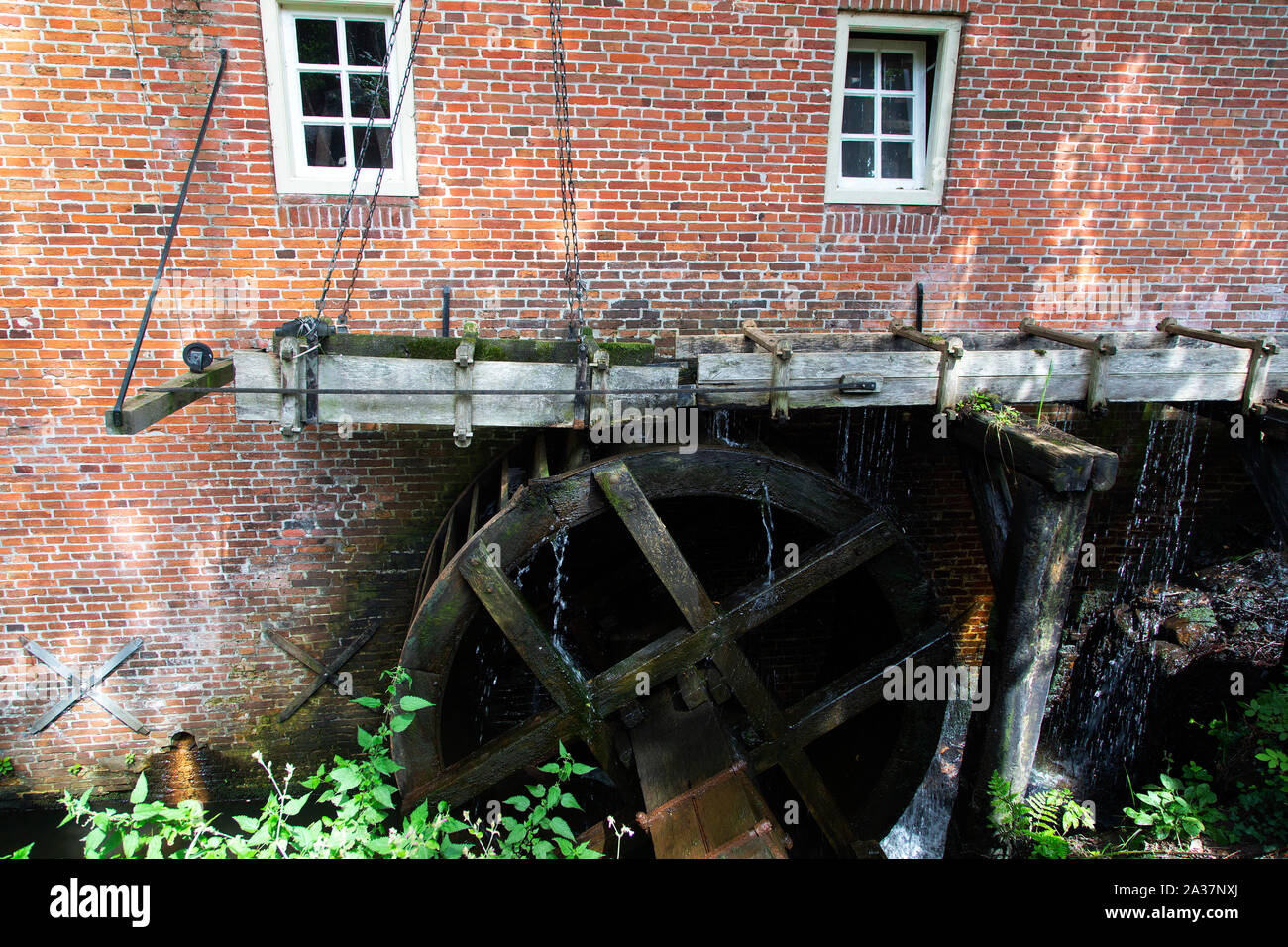 Roue de l'eau et de convoyage de moulin à eau, Twenthe, Pays-Bas Banque D'Images