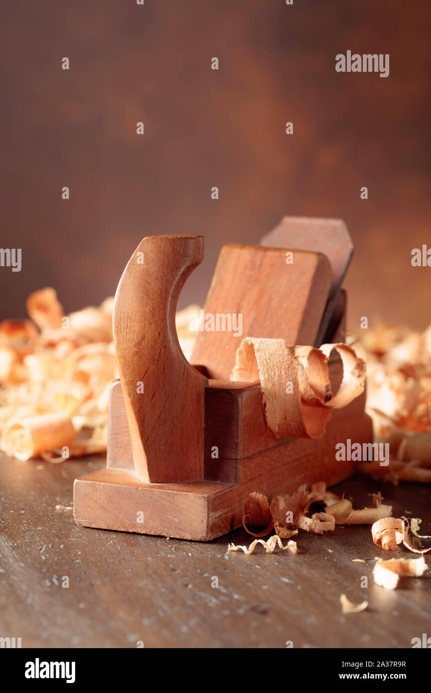 En bois ancien et le rasage de la rasette sur table en bois. Focus sélectif. Banque D'Images