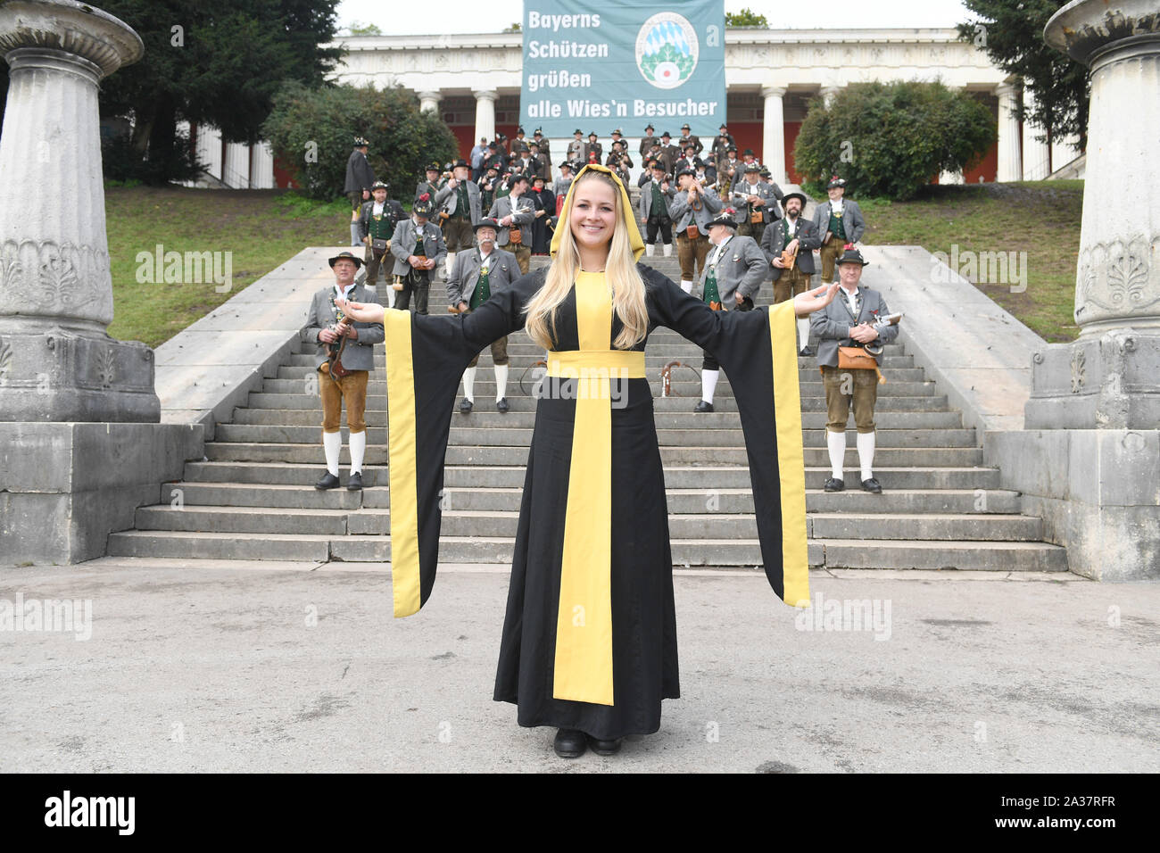 Munich, Allemagne. 06 Oct, 2019. La Munich Kindl, Viktoria Ostler, se dresse en face de pétards devant les marches de la Bavière. L'Oktoberfest se termine ce dimanche. Crédit : Felix Hörhager/dpa/Alamy Live News Banque D'Images