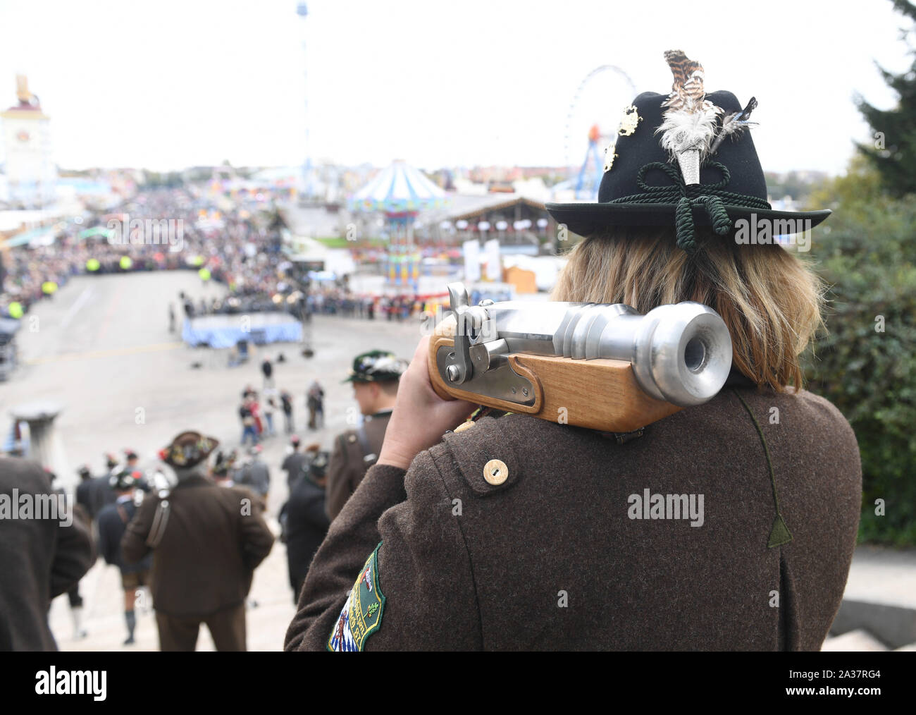 Munich, Allemagne. 06 Oct, 2019. Les pétards se tenir sur les marches de la Bavière. L'Oktoberfest se termine ce dimanche. Crédit : Felix Hörhager/dpa/Alamy Live News Banque D'Images