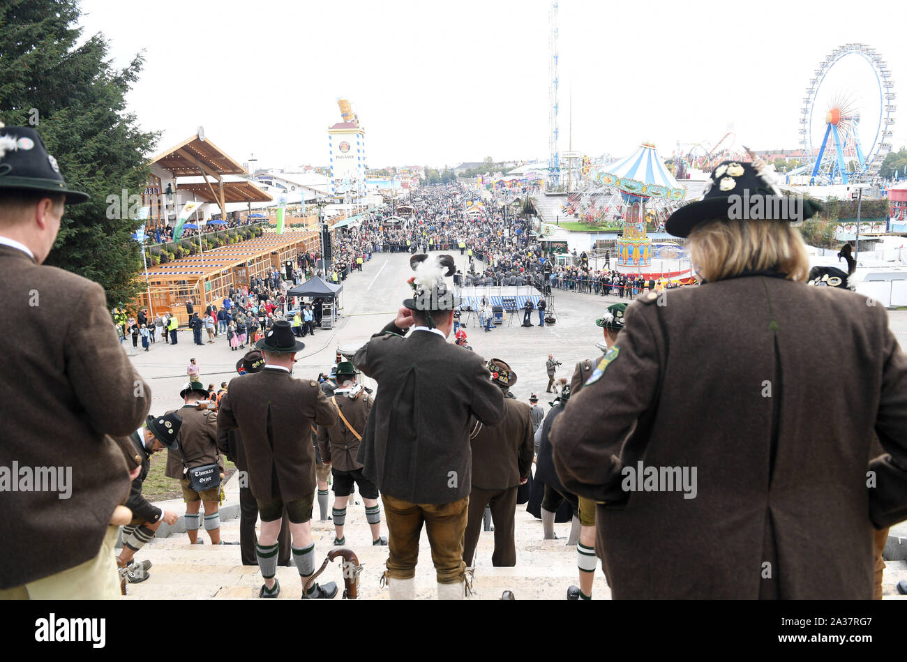 Munich, Allemagne. 06 Oct, 2019. Les pétards se tenir sur les marches de la Bavière. L'Oktoberfest se termine ce dimanche. Crédit : Felix Hörhager/dpa/Alamy Live News Banque D'Images