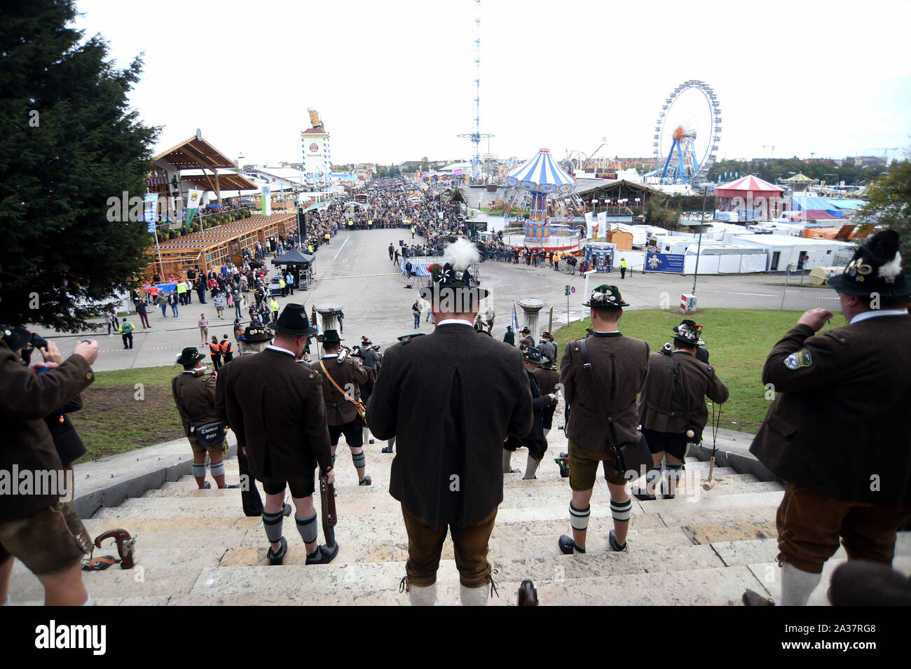 Munich, Allemagne. 06 Oct, 2019. Les pétards se tenir sur les marches de la Bavière. L'Oktoberfest se termine ce dimanche. Crédit : Felix Hörhager/dpa/Alamy Live News Banque D'Images
