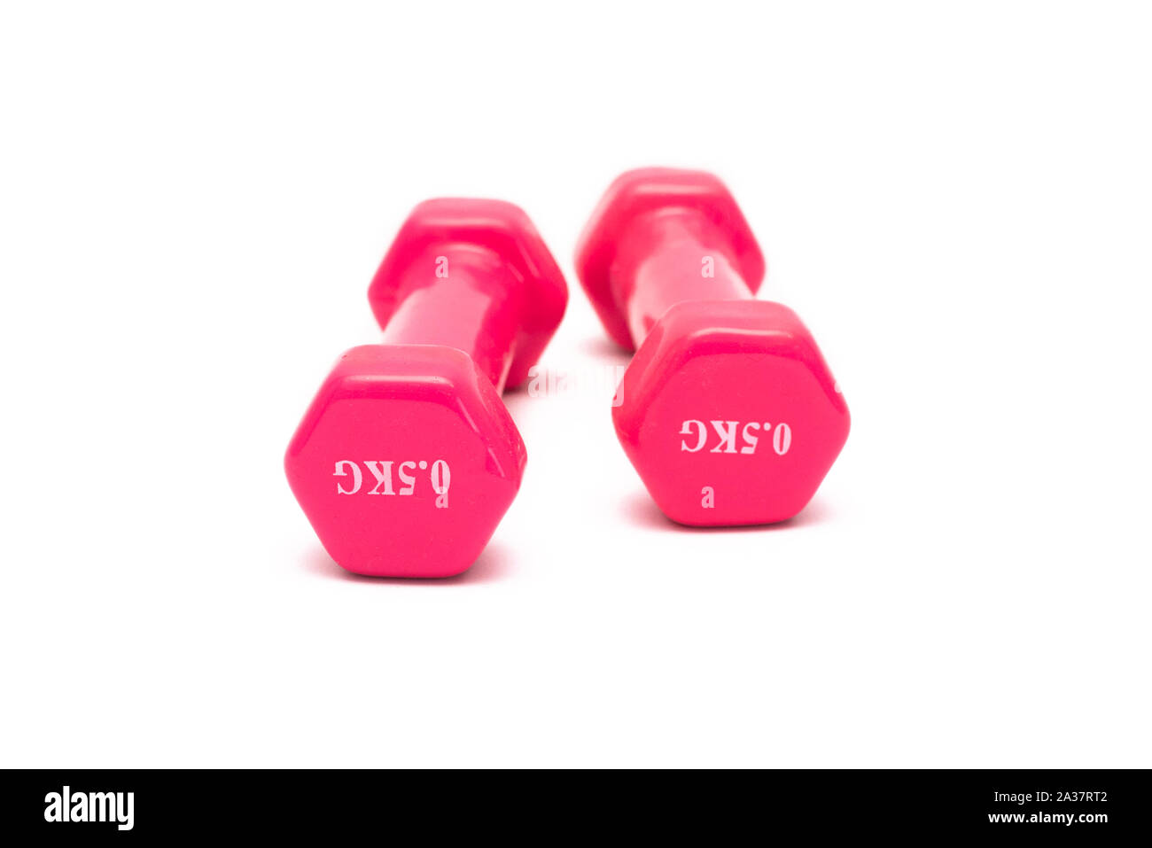 Deux haltères rose isolé sur fond blanc. Banque D'Images