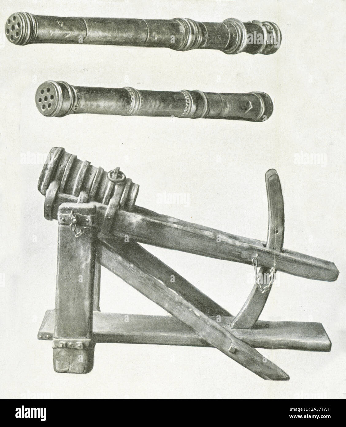Cette image montre trois armes médiévales. Les deux ont des tuyaux rotatifs pour charger les munitions. Elles sont rotatives Cannon. Mesurer un peu moins de six pieds de longueur et jusqu'à la fin des années 1600. L'arme en bas remonte à 1450-1500. Il agit comme une catapulte. Banque D'Images