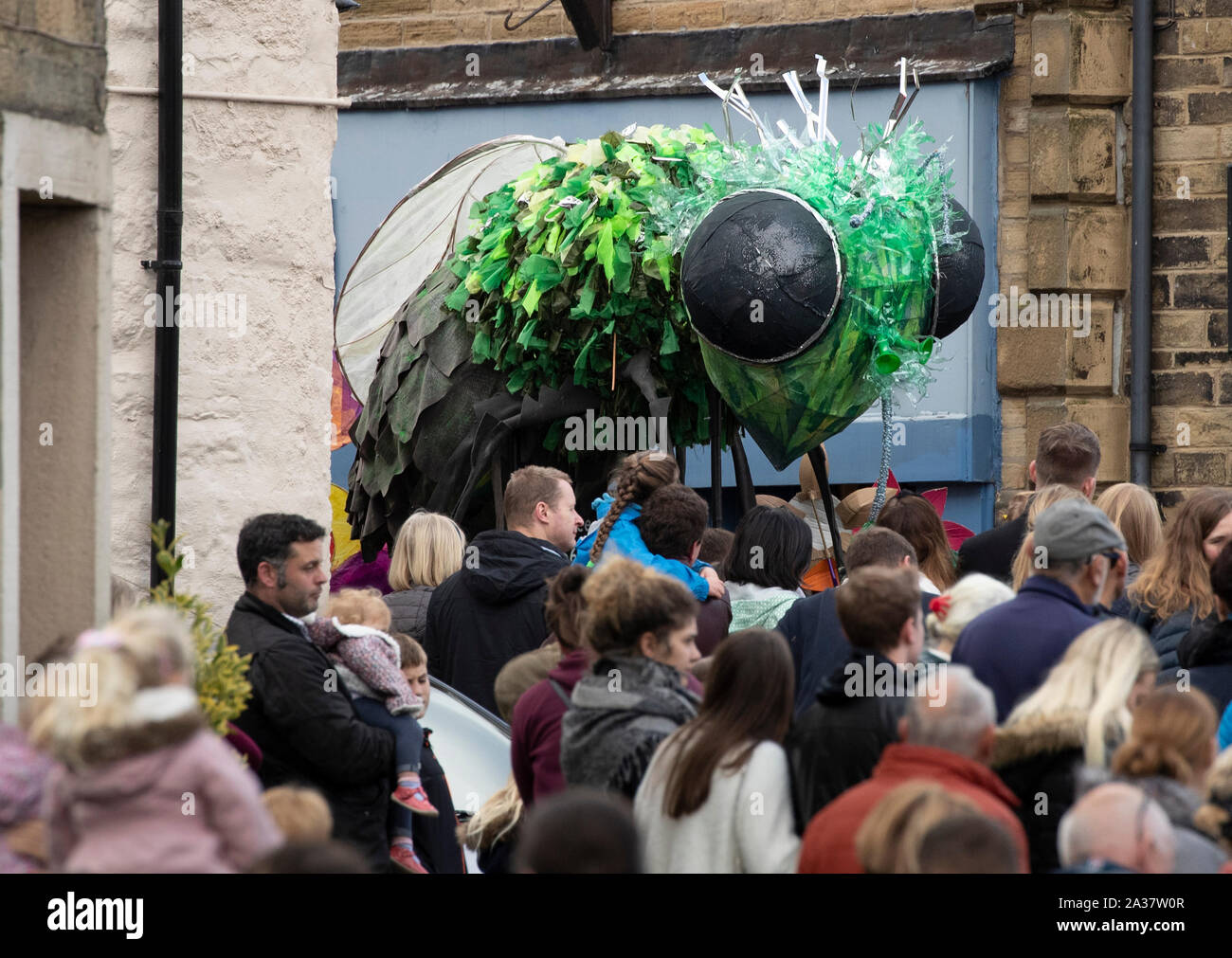 Des centaines de marionnettistes prendre part à la parade de marionnettes, l'un des points forts de la marionnette Festival à Skipton le Yorkshire. Banque D'Images