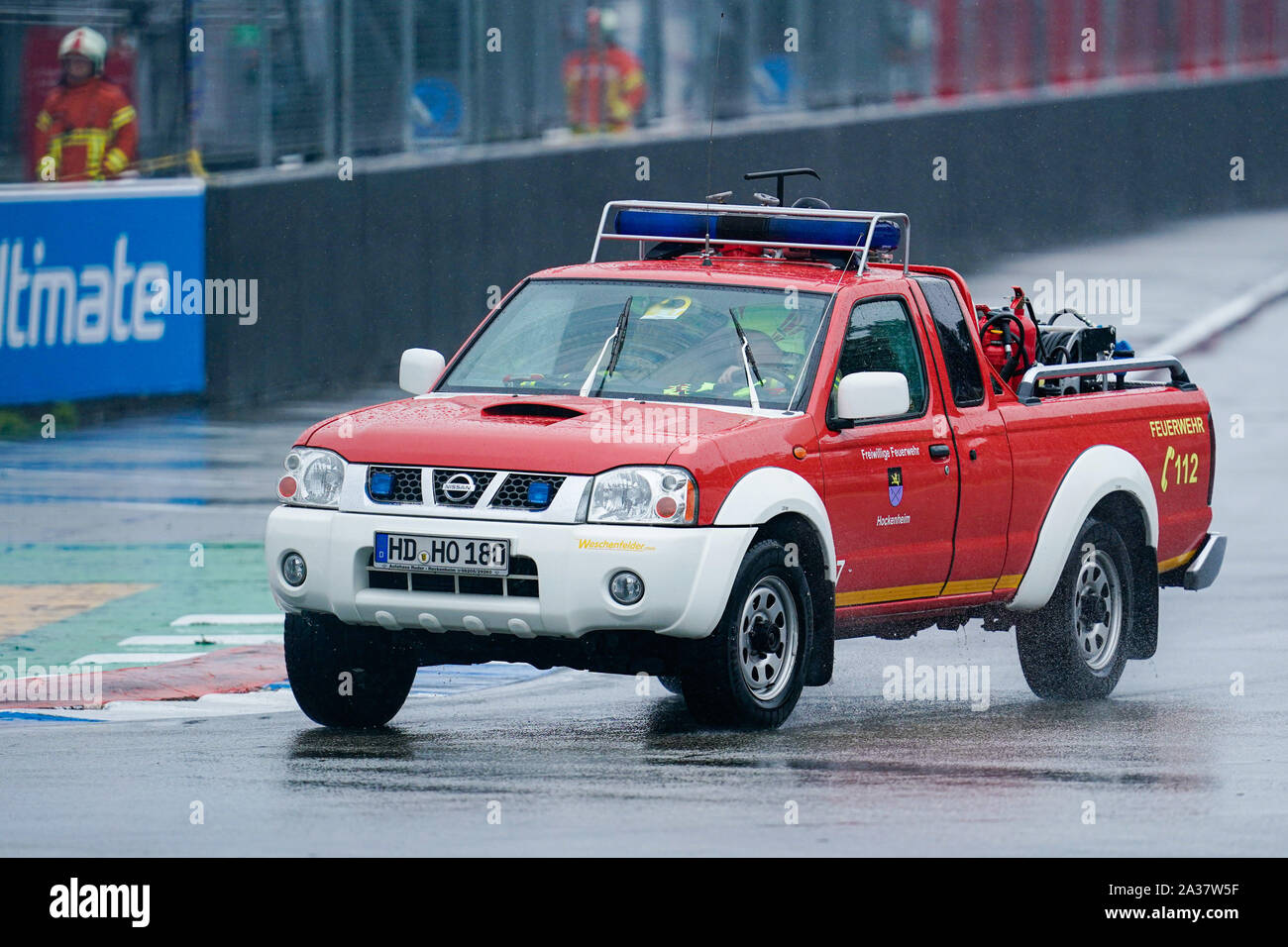 Hockenheim, Allemagne. 06 Oct, 2019. Sport : Masters allemand de voitures de tourisme, les qualifier, à l'Hockenheim : Un camion de pompiers voiture conduit sur la piste de course après une interruption de course à la suite d'un accident. Credit : Uwe Anspach/dpa/Alamy Live News Banque D'Images