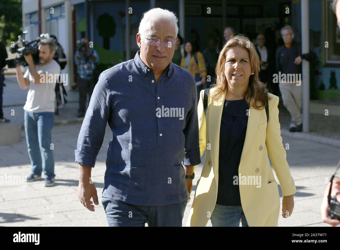 Lisbonne, Portugal. 6 octobre, 2019. Le Premier ministre portugais, Antonio Costa quitte avec sa femme après avoir déposer son bulletin dans un bureau de vote de Lisbonne, Portugal, le 6 octobre 2019. Le premier ministre, M. Antonio Costa le dimanche a appelé les portugais pour la population de participer aux élections, qui a commencé à 8h00 heure locale. Plus de 10,8 millions d'électeurs vont élire 230 députés de la 14e législature, avec 21 partis politiques ou d'alliance, un nombre record de participation après la révolution des œillets de 1974. Crédit : Pedro Fiuza/Xinhua/Alamy Live News Banque D'Images